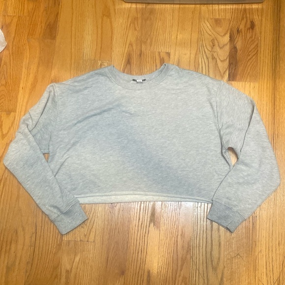 $10 CLEARANCE - NWT TopShop Cropped Grey Sweatshirt in UK Size 10 - Picture 1 of 7